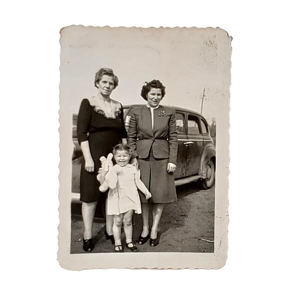 Vtg B&W Found Original Photo 1940s Women and Child Posing Car Behind Snapshot - Picture 1 of 4